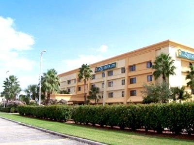 La Quinta By Wyndham Nw Brookhollow Otel