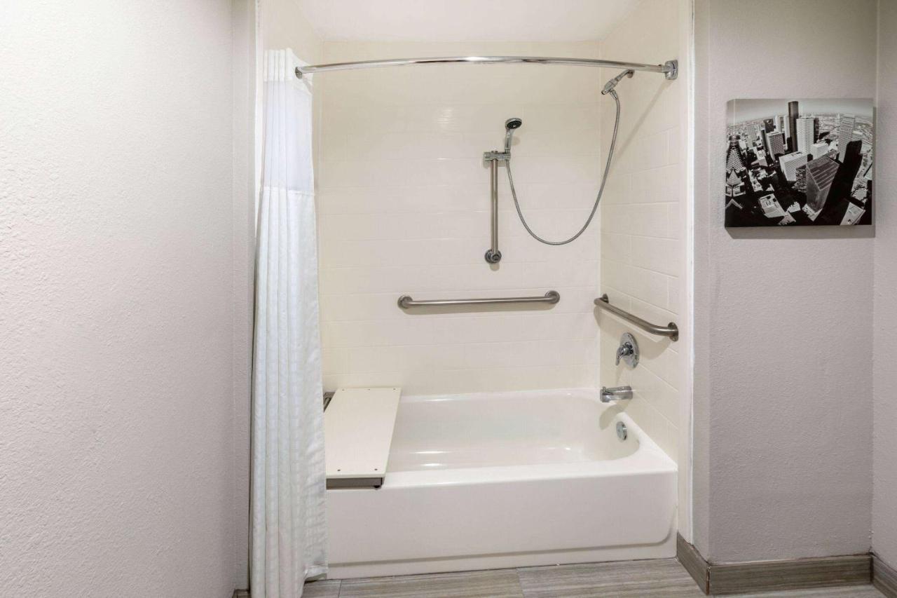 La Quinta By Wyndham Nw Brookhollow Otel 3*