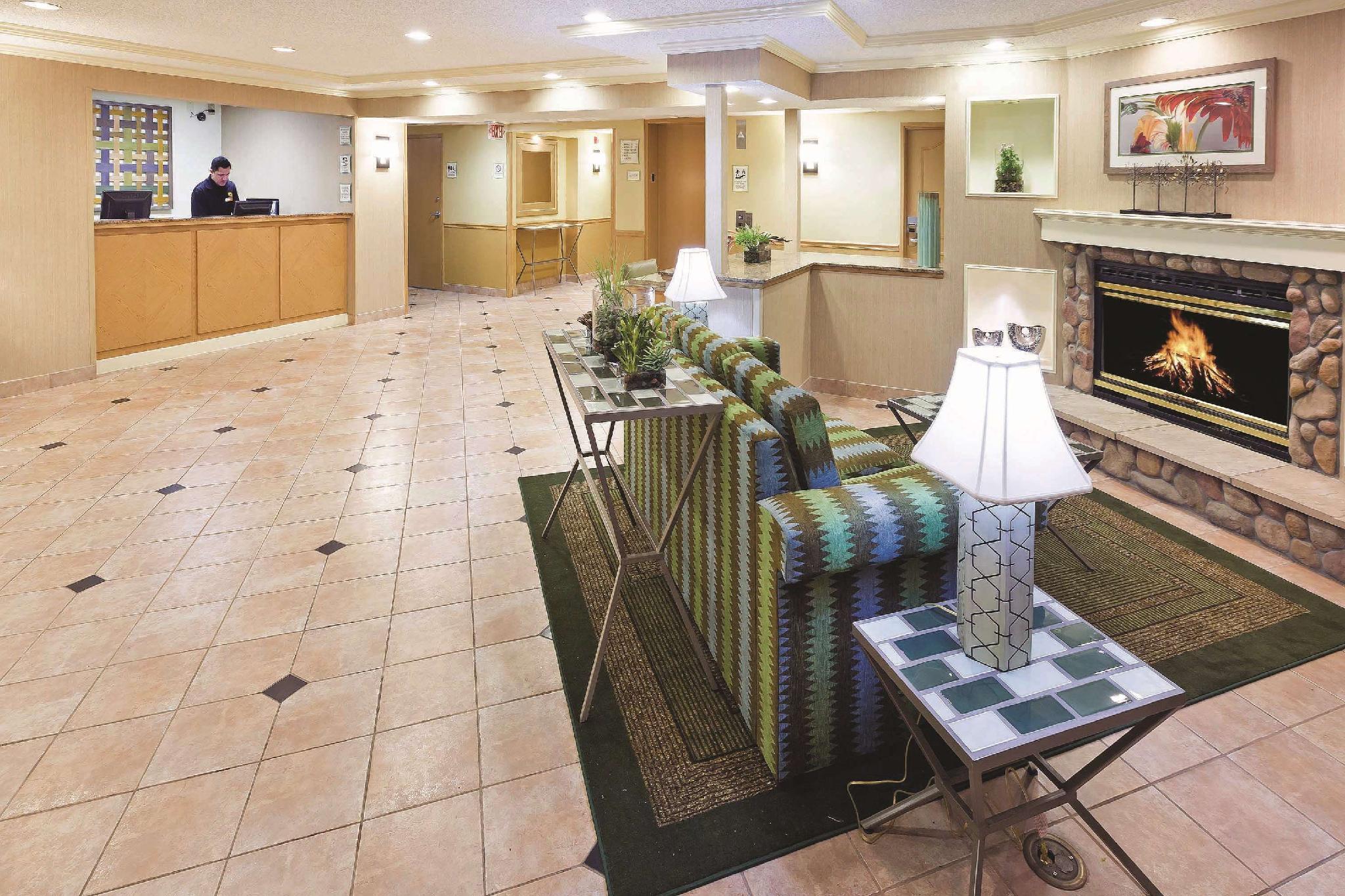 La Quinta By Wyndham Nw Brookhollow Otel