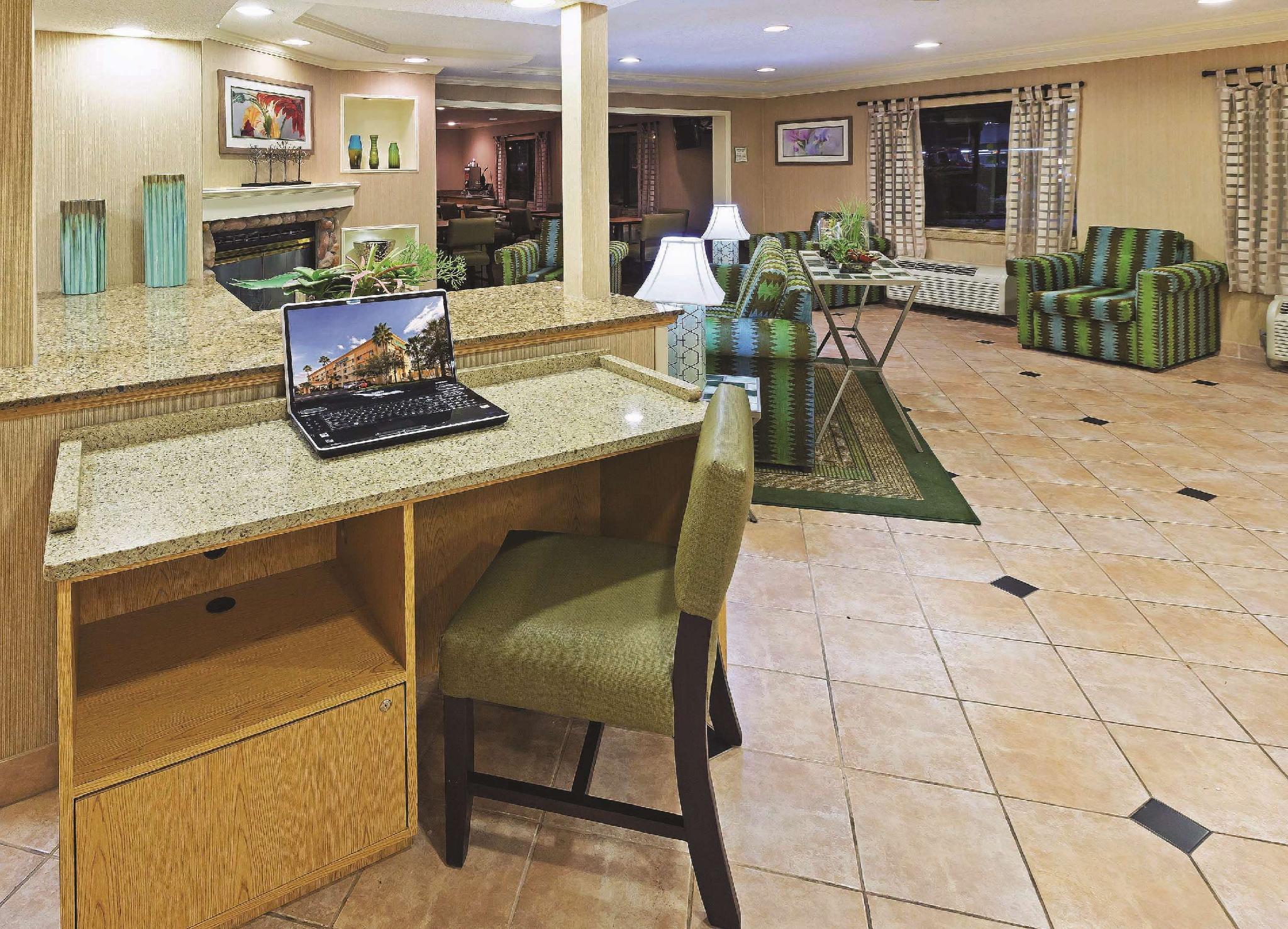 La Quinta By Wyndham Nw Brookhollow Otel